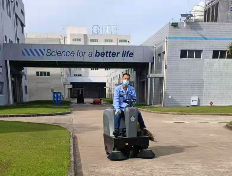 拜耳醫(yī)藥保健江蘇啟東分公司選擇揚子S4駕駛式掃地機
